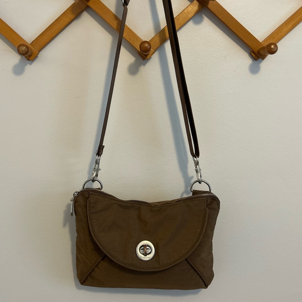 BAGGALLINI RIO CROSSBODY TRAVEL BAG, MOCHA